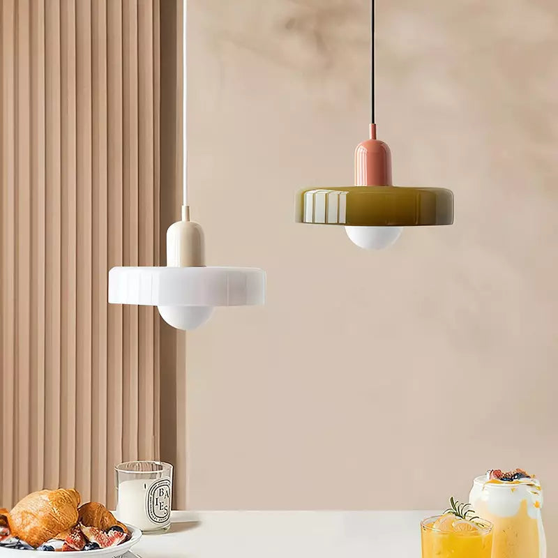 Suspension En Verre Coloré Style Bauhaus Pour Ambiance Contemporaine