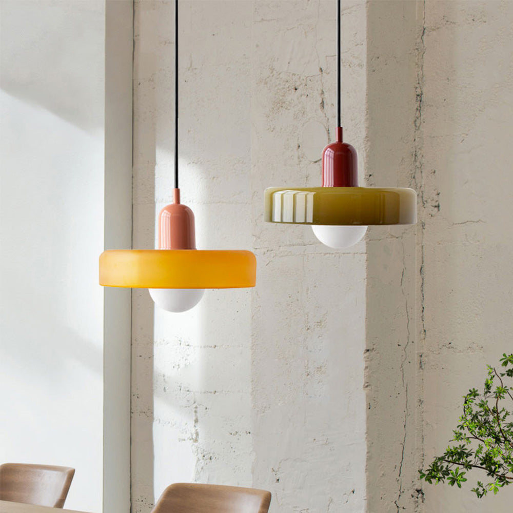 Suspension En Verre Coloré Style Bauhaus Pour Ambiance Contemporaine